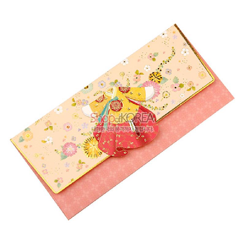 분홍 바탕 위 다채로운 꽃문양과 금박 포인트, 입체 한복 장식이 어우러진 종이 재질의 전통 돈봉투.