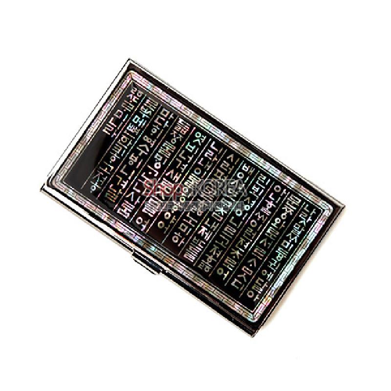 검은 바탕 위 자개 상감으로 훈민정음 한글 문양을 섬세하게 표현한 금속 명함케이스.