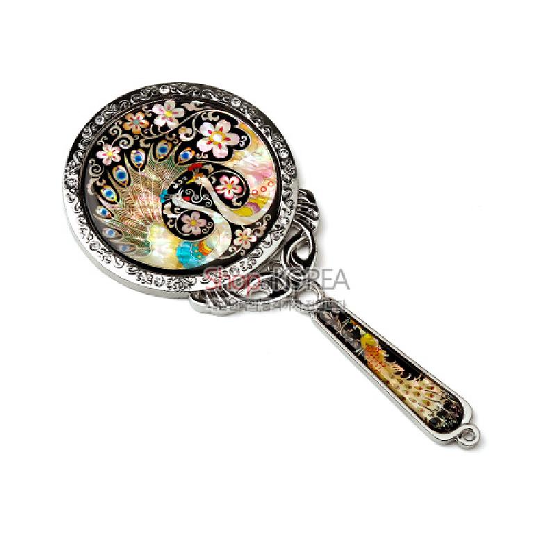 자개 상감 기법으로 공작과 꽃문양을 표현한 금속 테두리 손잡이형 나전 주머니 손거울.