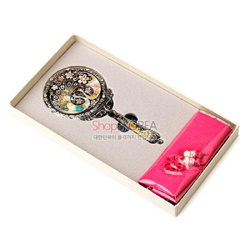 자개 상감 기법으로 공작과 꽃문양을 장식한 금속 손거울과 비단 복주머니 세트.