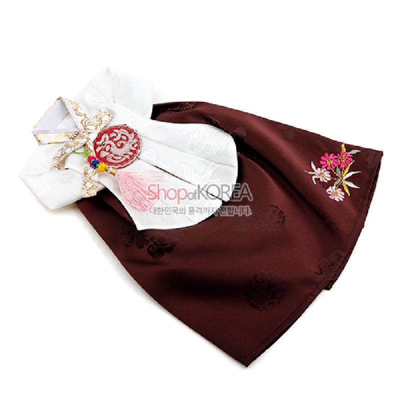 갈색 비단 치마와 흰색 당의 조합의 와인 커버, 금사 매듭 장식과 분홍 술, 꽃 자수 문양이 더해진 제품.