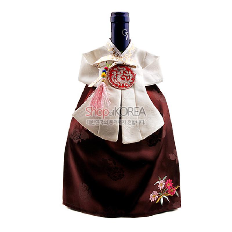갈색 비단 치마와 아이보리 당의 형태의 한복 스타일 와인 커버, 꽃 자수와 매듭 장식, 붉은 원형 자수 노리개 장식.