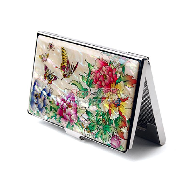 자개 바탕 위에 다채로운 목단꽃과 나비 문양을 채색한 금속 명함케이스 디자인. 자개 바탕 위에 다채로운 목단꽃과 나비 문양을 채색한 금속 명함케이스 디자인.