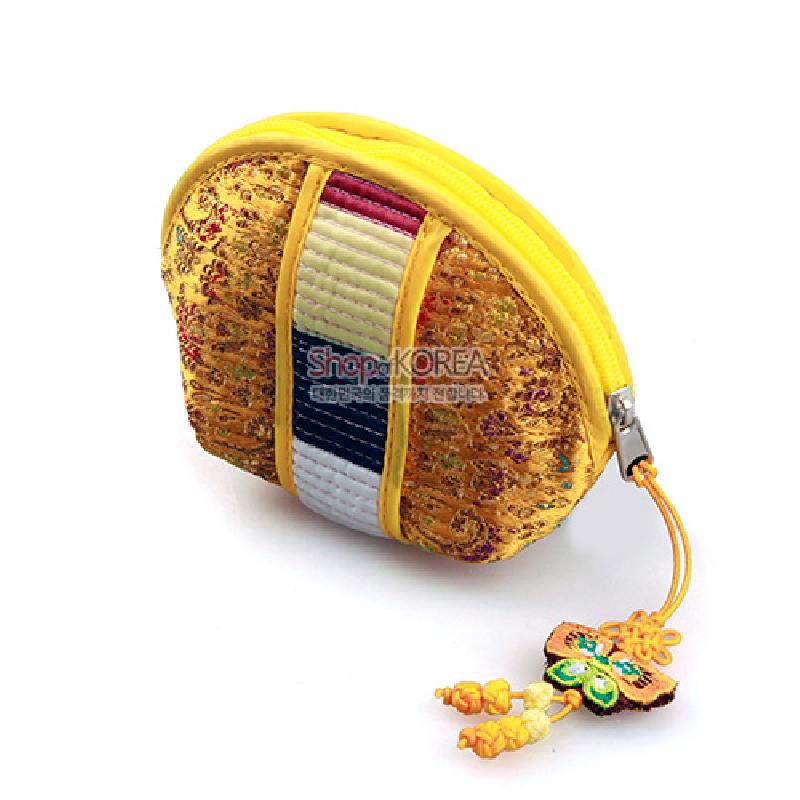 노란색 누비 비단 바탕에 전통 문양이 놓인 반원형 동전지갑, 중앙 색동띠와 매듭 장식 술이 달린 디자인. 노란색 누비 비단 바탕에 전통 문양이 놓인 반원형 동전지갑, 중앙 색동띠와 매듭 장식 술이 달린 디자인.