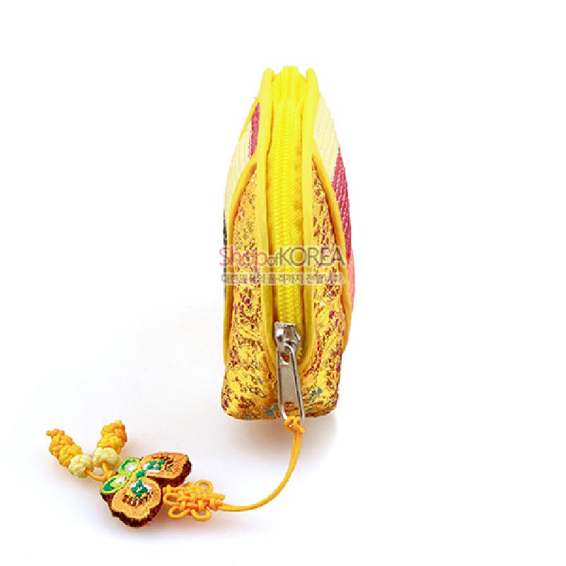 누비 기법의 노란색 비단 소재에 화려한 금사 문양을 더하고 나비 모양 장식 매듭을 단 동전지갑. 누비 기법의 노란색 비단 소재에 화려한 금사 문양을 더하고 나비 모양 장식 매듭을 단 동전지갑.