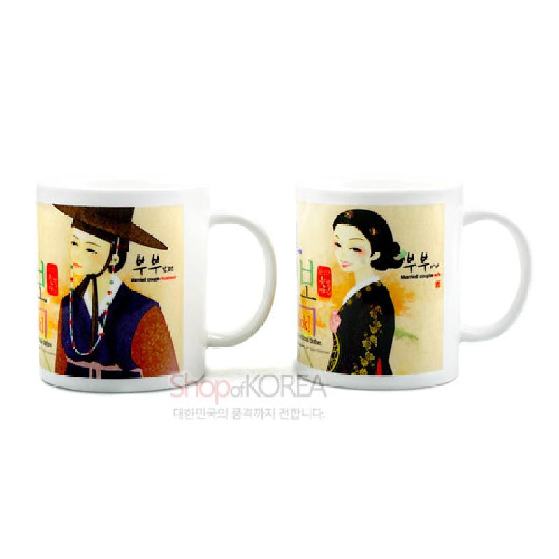 한복을 입은 남녀 부부 일러스트와 한글·한자 서체가 인쇄된 화이트 세라믹 머그컵 세트. 한복을 입은 남녀 부부 일러스트와 한글·한자 서체가 인쇄된 화이트 세라믹 머그컵 세트.