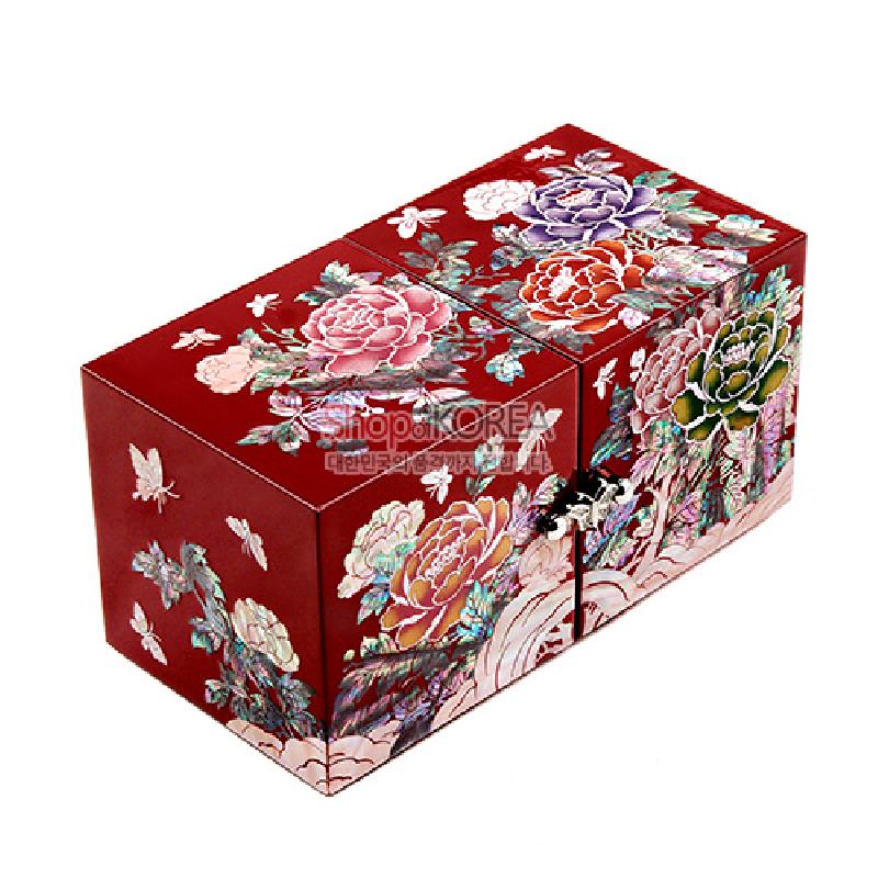 붉은 옻칠 바탕에 자개 상감 기법으로 화려한 목단과 나비 문양을 장식한 쌍합 보석함.