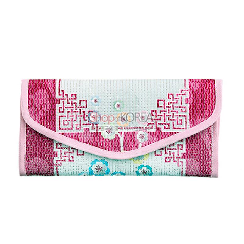 분홍과 연두색 배색의 누비 천으로 제작된 장지갑, 기하학 문양과 꽃 문양 자수 장식이 특징인 전통 스타일 지갑.