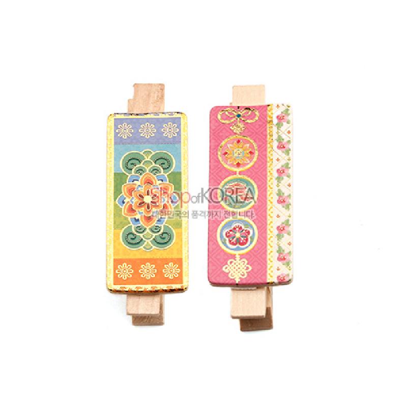 원목 집게 위에 부착된 사각 패널에 다채로운 단청풍 전통문양을 인쇄한 알록달록 메모 자석 집게.