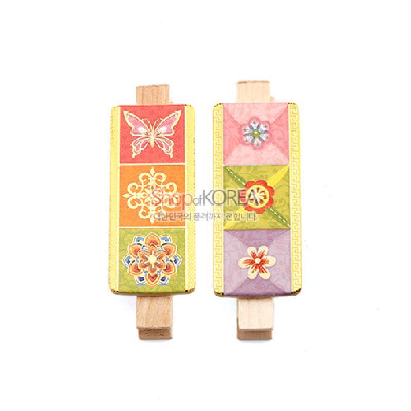 나무 집게 위에 다채로운 색상의 전통 꽃문양과 나비문양 종이를 입힌 민속 메모 자석집게.