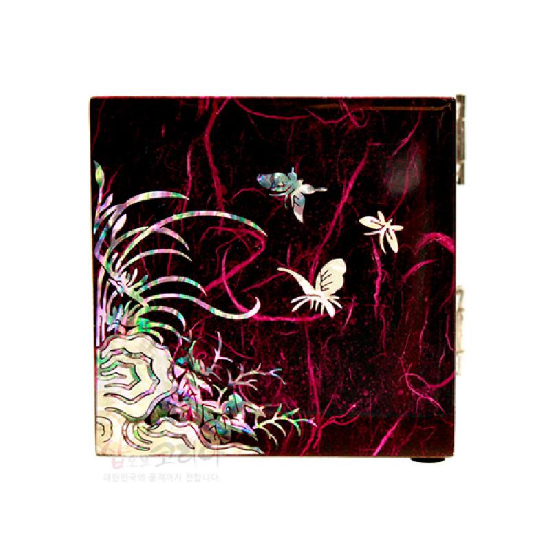 자주색 바탕 한지 위에 자개 상감으로 사군자와 나비 문양을 장식한 전통 쌍합.