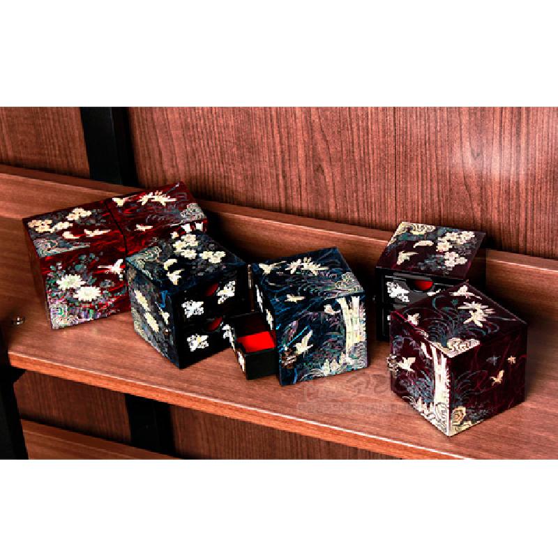 자색과 남색 옻칠 표면에 자개 상감 사군자와 나비 문양이 섬세하게 장식된 한지 쌍합.