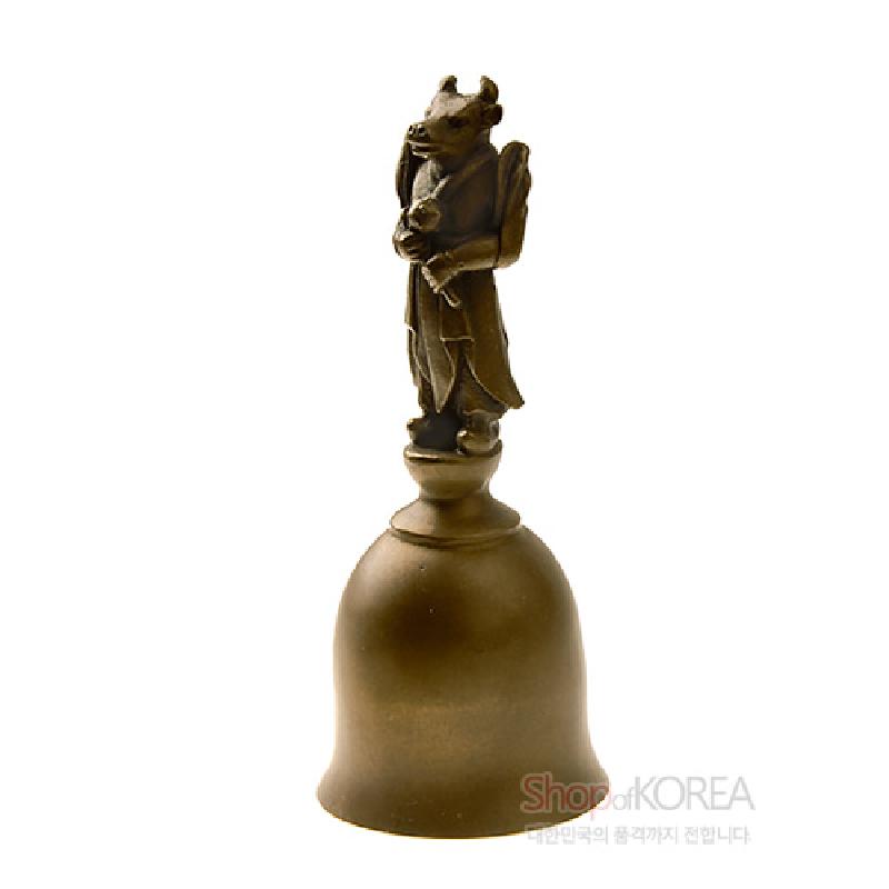 청동 소재로 제작된 종 상단에 소 형상의 인물을 입체 조각한 12지 신상 장식 종.