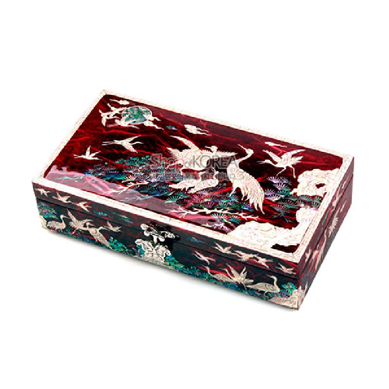 적색 바탕 옻칠 위에 자개 상감으로 송학과 소나무, 구름 문양을 섬세하게 표현한 직사각형 보석함.