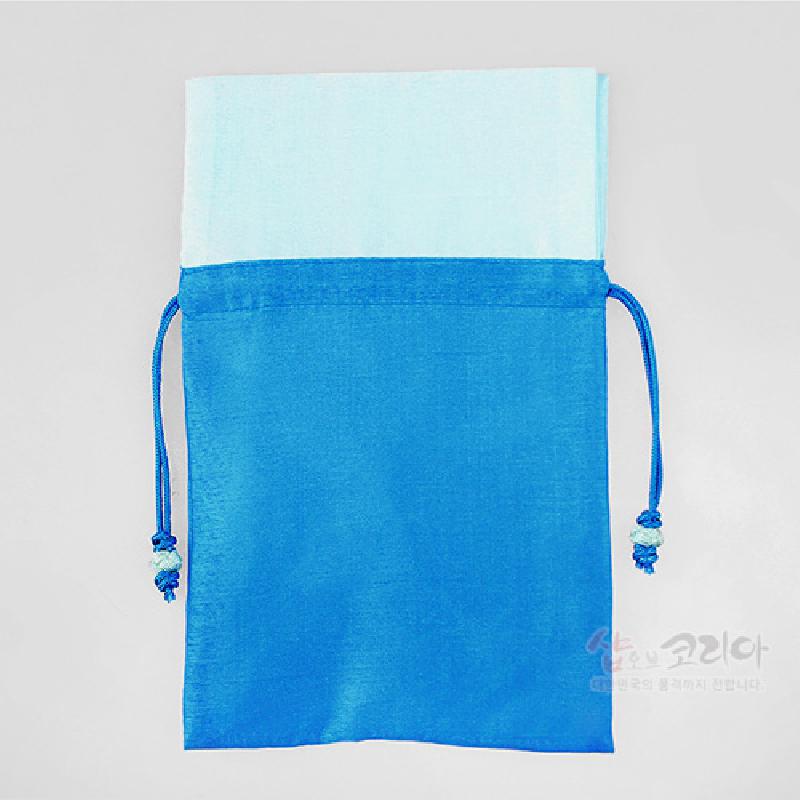 청색과 연청색 배색의 비단 재질로 제작된 끈 조임 형식 매듭 장식 전통 주머니.