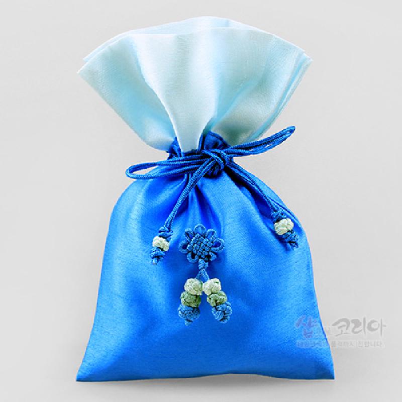 청색과 연한 하늘색 비단 재질, 꽃 모양 전통 매듭 장식과 구슬 매듭이 달린 주머니형 파우치.