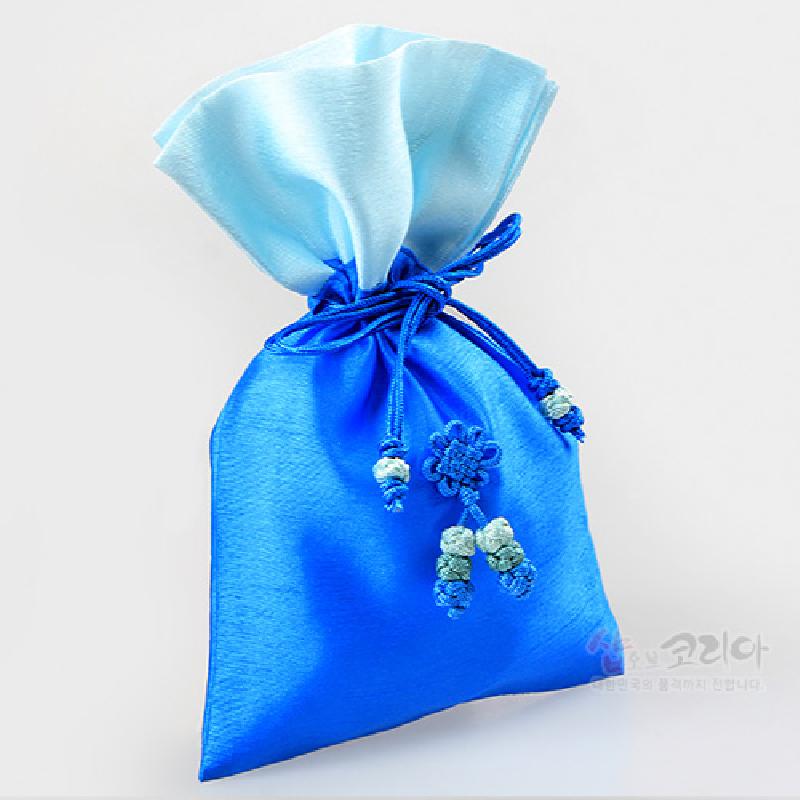 청색과 연청색 비단 원단으로 제작된 매듭주머니, 전통 매듭 장식과 구슬 포인트가 돋보이는 디자인.
