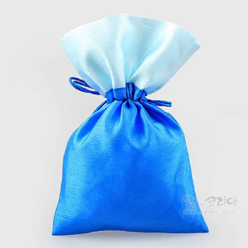 청색과 하늘색 이중 배색의 매끈한 비단 재질, 상단 끈 매듭 처리로 주머니 형태를 살린 전통 복주머니.