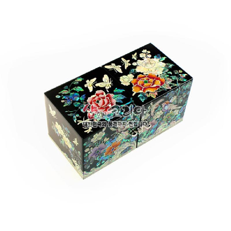 흑색 옻칠 바탕에 자개 상감 기법으로 나비와 목단 꽃문양을 섬세하게 장식한 쌍합 보석함.