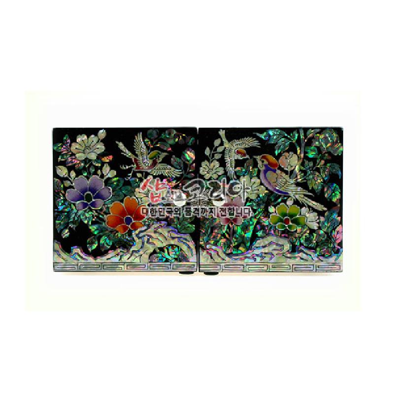 흑색 옻칠 바탕에 자개 상감으로 나비와 목단, 새와 꽃을 화려하게 표현한 쌍합 보석함.