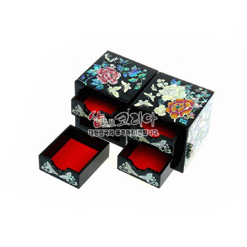 흑색 옻칠 바탕에 자개 상감으로 나비와 목단 꽃문양을 새긴 다층 서랍형 보석함, 붉은 내부 마감이 대비를 이루는 디자인.
