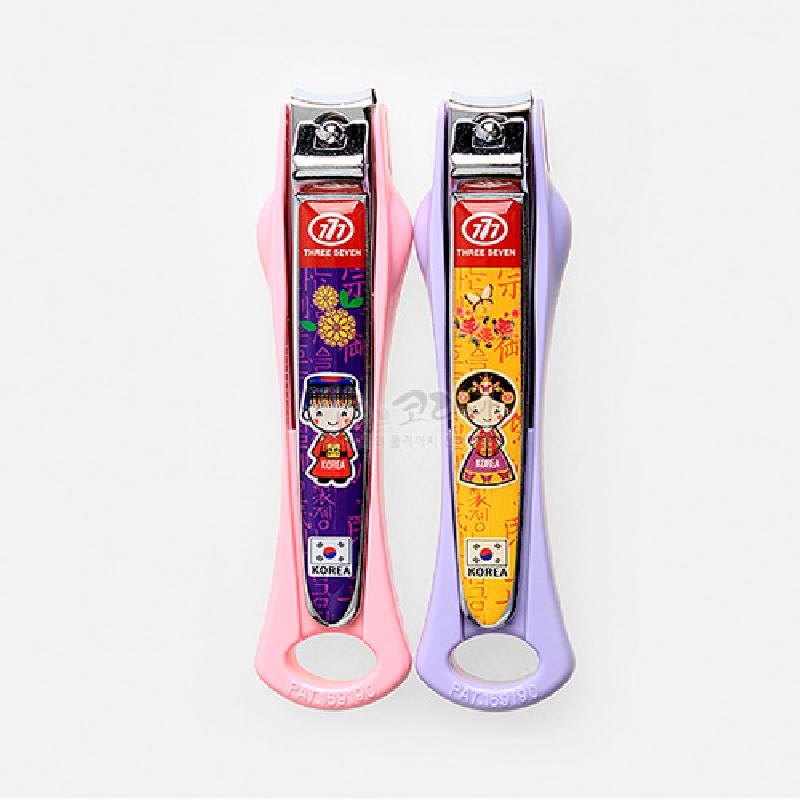 금속과 플라스틱 재질, 예복 입은 왕과 왕비 캐릭터와 한글 문자, 꽃 문양이 들어간 핑크·보라색 손톱깎이.