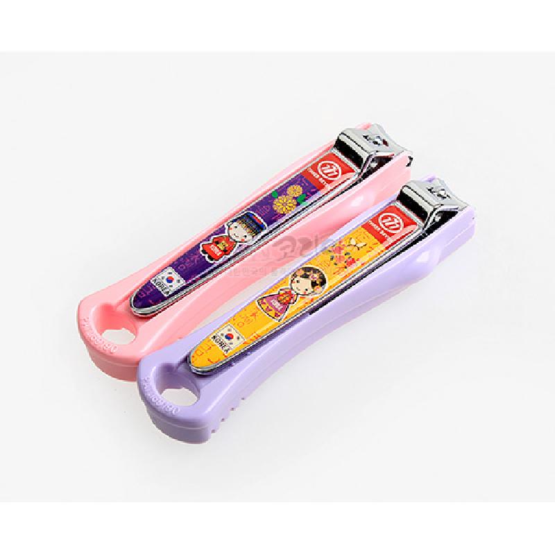 분홍·보라색 플라스틱 손잡이와 금속 날, 예복 입은 왕·왕비 캐릭터와 꽃 문양이 인쇄된 손톱깎이.