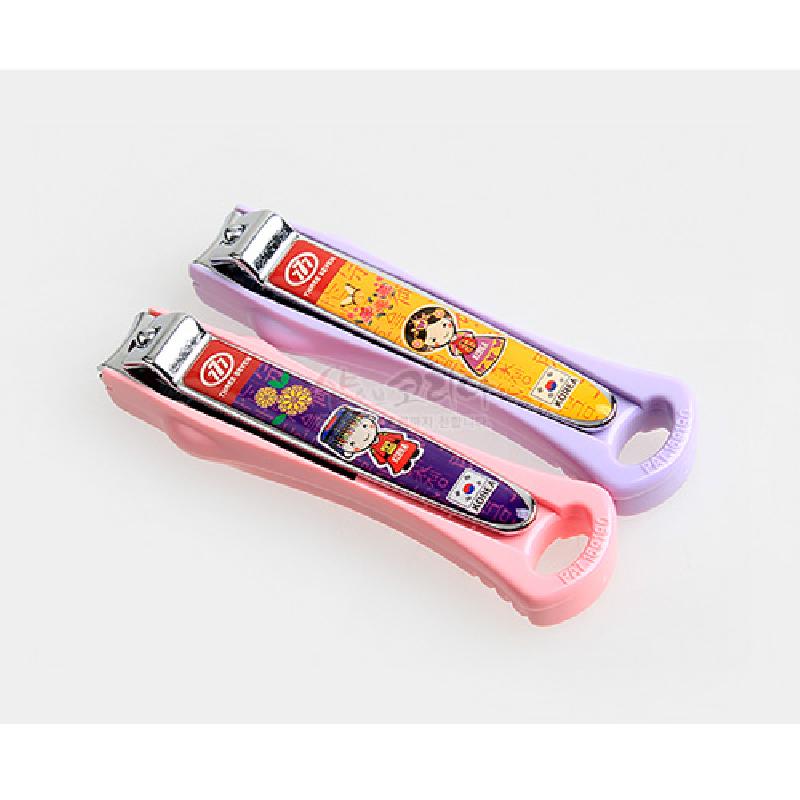 금속 소재 위에 예복 입은 왕과 왕비 캐릭터, 꽃무늬를 선명한 보라·노랑·분홍색으로 인쇄한 손톱깎이.