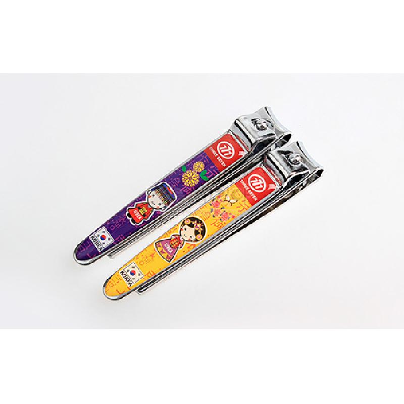 금속 재질 손톱깎이 위에 보라·노랑 바탕의 예복 입은 왕과 왕비 캐릭터, 꽃문양이 인쇄된 디자인.