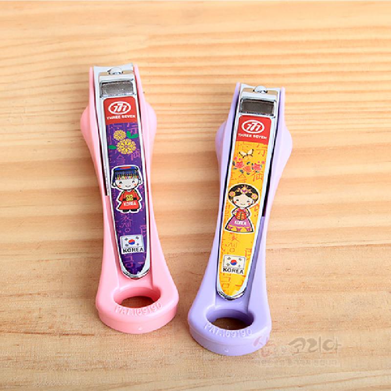 분홍·보라 플라스틱 손잡이에 금속 날을 결합하고, 예복 입은 왕과 왕비 캐릭터와 꽃·태극기 문양을 선명한 색상으로 인쇄한 손톱깎이.