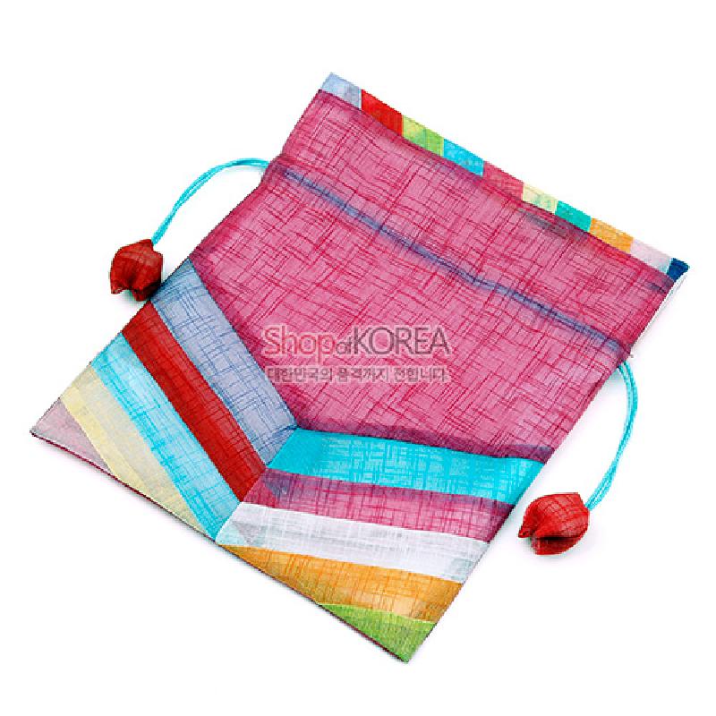 분홍 모시 바탕에 파랑·노랑·초록 등 색동 배색이 더해진 전통 복주머니형 주머니, 대비색 끈과 매듭 장식이 특징인 패브릭 제품. 분홍 모시 바탕에 파랑·노랑·초록 등 색동 배색이 더해진 전통 복주머니형 주머니, 대비색 끈과 매듭 장식이 특징인 패브릭 제품.