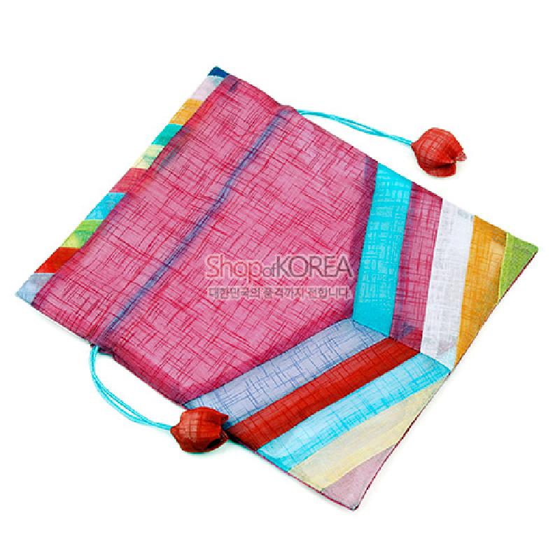 분홍색 모시 원단에 색동 배색과 가는 선 패턴이 더해진 복주머니, 파란 끈과 주머니 모양 매듭 장식이 특징인 전통 주머니. 분홍색 모시 원단에 색동 배색과 가는 선 패턴이 더해진 복주머니, 파란 끈과 주머니 모양 매듭 장식이 특징인 전통 주머니.