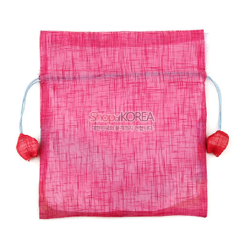 분홍색 모시 소재에 격자무늬 조직이 보이는 주머니와 연한 파란색 끈, 둥근 모시 매듭 장식이 돋보이는 복주머니. 분홍색 모시 소재에 격자무늬 조직이 보이는 주머니와 연한 파란색 끈, 둥근 모시 매듭 장식이 돋보이는 복주머니.