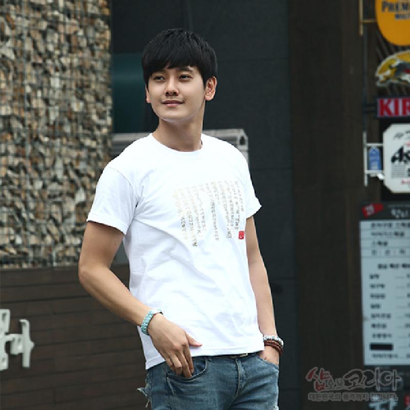 흰색 면 소재 위에 훈민정음 한글 자모를 금색 톤 입체발포 기법으로 배열한 그래픽 티셔츠. 흰색 면 소재 위에 훈민정음 한글 자모를 금색 톤 입체발포 기법으로 배열한 그래픽 티셔츠.