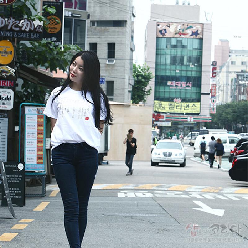 흰색 면 소재에 금색 훈민정음 서체와 붉은 사각 로고가 인쇄된 3D 입체발포 티셔츠. 흰색 면 소재에 금색 훈민정음 서체와 붉은 사각 로고가 인쇄된 3D 입체발포 티셔츠.