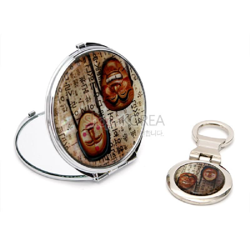 금속 테두리 위 자개 배경과 한글 문자, 하회탈 문양이 인쇄된 원형 손거울과 열쇠고리 세트.