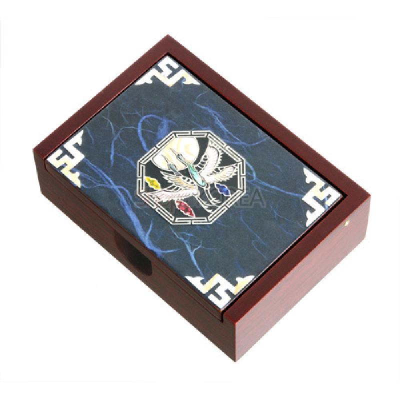 나무 재질 위에 청색 한지를 입히고, 팔각 학 문양과 전통 기하학 무늬를 상감한 직사각형 명함함