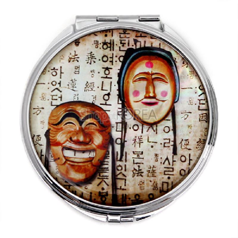 하회탈 두 얼굴을 중심으로 한글 서체 배경을 인쇄한 원형 금속 손거울 장식.