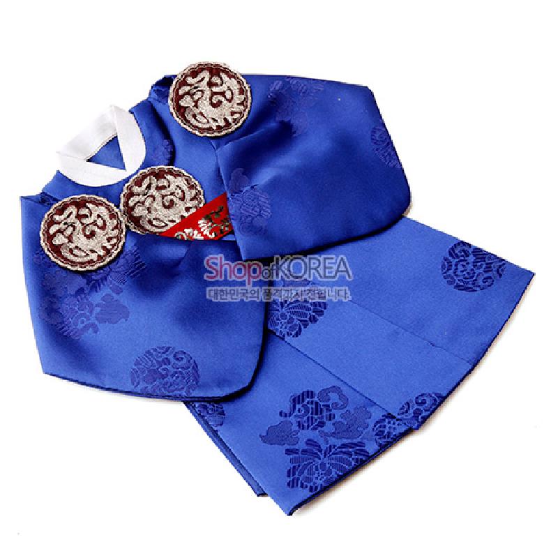 청색 비단 소재에 전통 꽃·운문 문양이 짜여진 한복 형태 와인 커버, 금색 자수 원형 장식이 더해진 디자인.