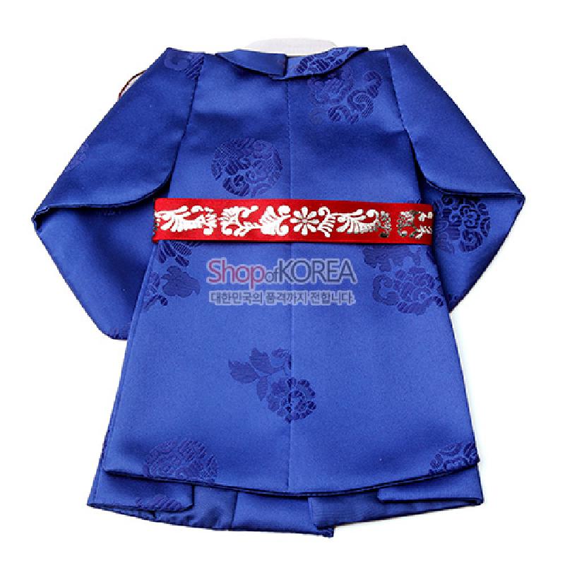 청색 비단 재질에 국화와 전통 문양이 은은하게 짜여지고, 붉은색 금색 수문양 허리 끈이 더해진 한복 형태 와인 커버.