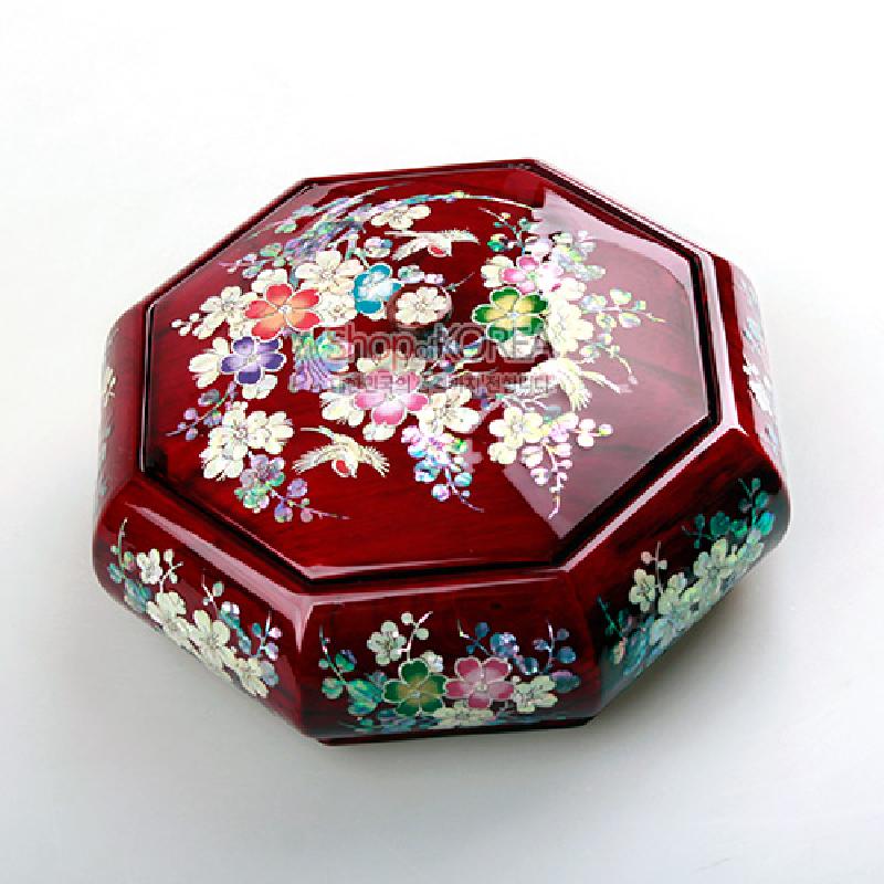 붉은 옻칠 바탕에 자개 상감으로 매화와 꽃·새 문양을 섬세하게 장식한 팔각 나전칠기 다용도함.