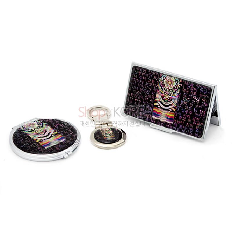 자개 상감 기법으로 단청 문양과 시조 한글 글씨를 표현한 금속 명함집과 손거울, 키홀더 세트.