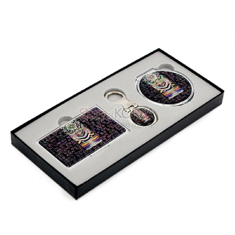 금속 테두리에 자개 상감 기법을 적용한 명함집·손거울·열쇠고리 세트, 어두운 바탕에 다채로운 단청 문양과 오색광이 돋보이는 디자인.