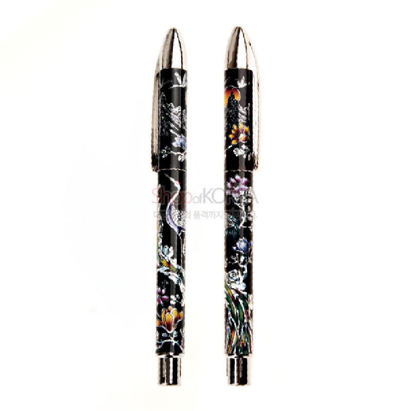 검은 바탕 위 자개 상감으로 학과 꽃, 소나무 문양을 섬세하게 표현한 금속 장식 볼펜. 검은 바탕 위 자개 상감으로 학과 꽃, 소나무 문양을 섬세하게 표현한 금속 장식 볼펜.