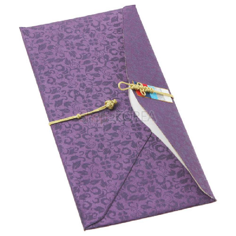 자주색 비단 재질에 꽃무늬 문양이 들어간 상품권 봉투와 금색 전통 매듭 장식.