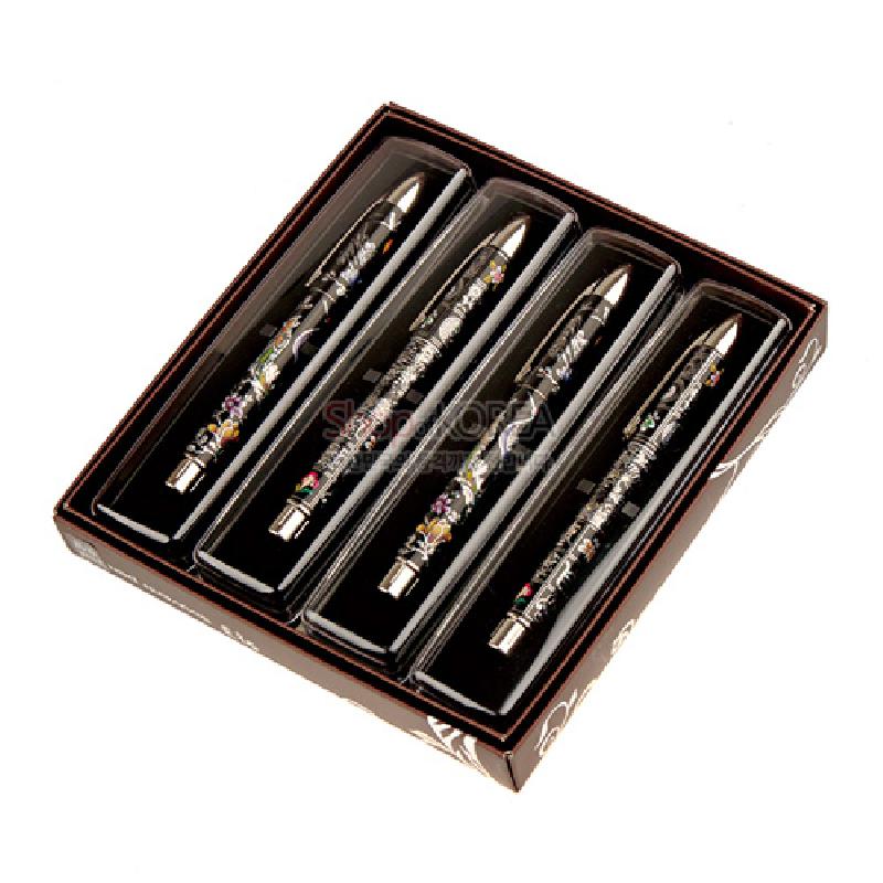 흑색 바탕에 자개 상감 기법으로 학과 꽃 문양을 장식한 금속 볼펜 4종 세트. 흑색 바탕에 자개 상감 기법으로 학과 꽃 문양을 장식한 금속 볼펜 4종 세트.