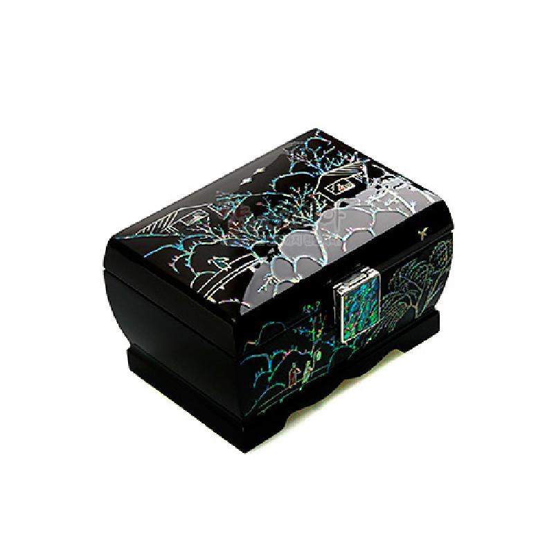 흑색 옻칠 바탕에 자개 상감 기법으로 매화와 초옥 문양을 넣은 유광 굴림형 보석함.