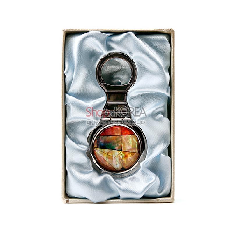 금속 테두리에 다채로운 색감의 옅은 조각보 패턴 자개 상감 원형 장식이 돋보이는 열쇠고리.