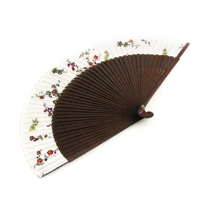 흰색 실크 바탕에 매화와 꽃문양을 채색하고 짙은 갈색 나무살을 배치한 수공 부채.
