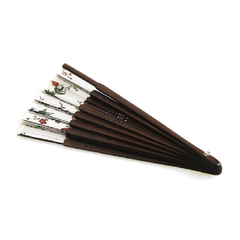 흰색 비단 위에 붉은 매화와 잎사귀 문양이 수놓인, 짙은 갈색 나무살과 천공 장식이 어우러진 수공 부채.